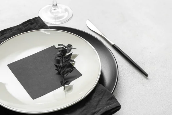 Elegante Tischdekoration Mit Leerer Karte Auf Hellem Hintergrund Nahaufnahme — Stockfoto