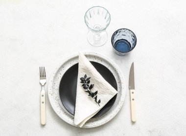 Işık masasında şık bir masa.