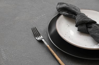 Koyu arkaplanda moda tablo ayarı, yakın plan