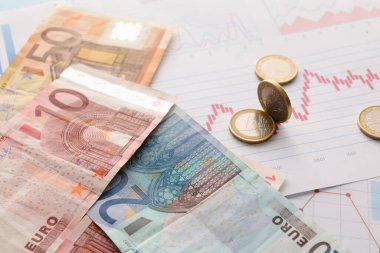 Diyagramlarda para bulunan Euro banknotları, yakın plan. Değişim oranı kavramı