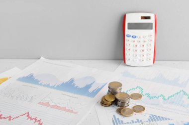 Gri duvarın yakınındaki diyagramlarda yığınla bozuk para var. Değişim oranı kavramı