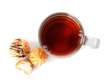 Beyaz arka planda bir fincan çay ve lezzetli ekler.