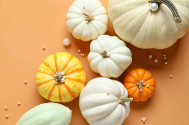 Bej arka planda incili Cadılar Bayramı balkabakları