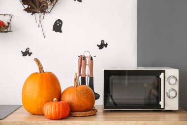 Cadılar Bayramı için dekore edilmiş taze balkabakları mutfakta tezgahın üzerinde.