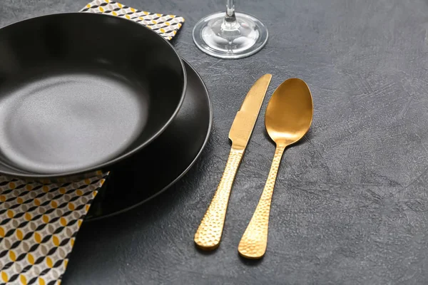 Elegant Table Setting Golden Cutlery Dark Background Closeup — Stock Photo, Image