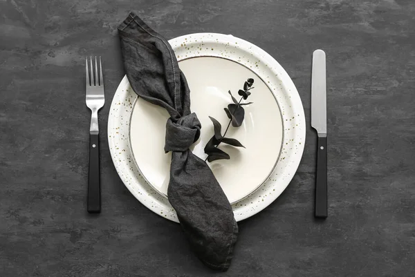 Trendige Tischdekoration Mit Schwarzer Serviette Auf Dunklem Hintergrund — Stockfoto