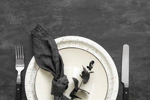 Trendige Tischdekoration Mit Schwarzer Serviette Auf Dunklem Hintergrund Nahaufnahme — Stockfoto
