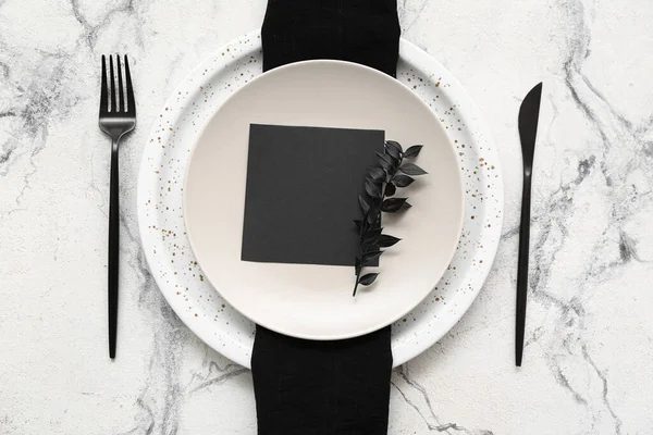 Elegante Tavolo Con Carta Bianca Tovagliolo Nero Sfondo Chiaro — Foto Stock
