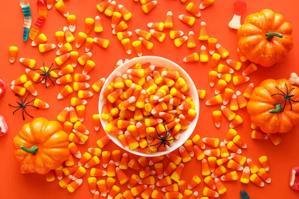 Tigela Com Doces Halloween Abóboras Fundo Vermelho — Fotografia de Stock