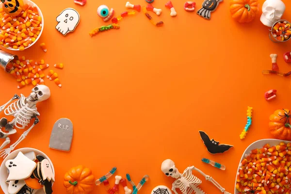 Marco Hecho Caramelos Halloween Galletas Esqueleto Sobre Fondo Naranja — Foto de Stock