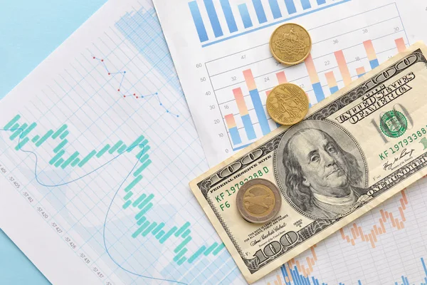Dollar Sedel Med Mynt Och Diagram Blå Bakgrund Växelkursbegrepp — Stockfoto
