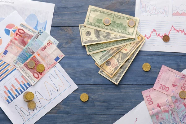 Dinheiro Diferente Com Diagramas Fundo Madeira Azul Conceito Taxa Câmbio — Fotografia de Stock