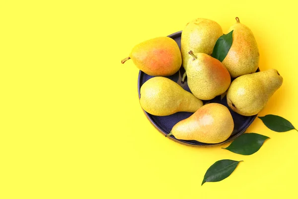 Plate Ripe Pears Yellow Background — Stock Photo, Image