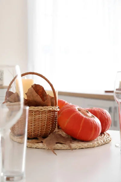 Cesto Con Zucche Foglie Cadute Sul Tavolo Pranzo Cucina — Foto Stock