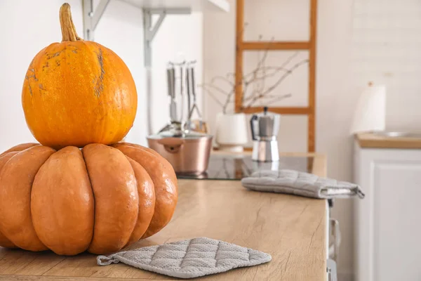 Fresh Pumpkins Counter Kitchen Closeup — Stock Photo, Image