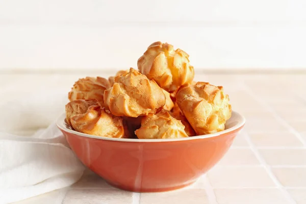 Bowl Tasty Eclairs Table — Stock Photo, Image