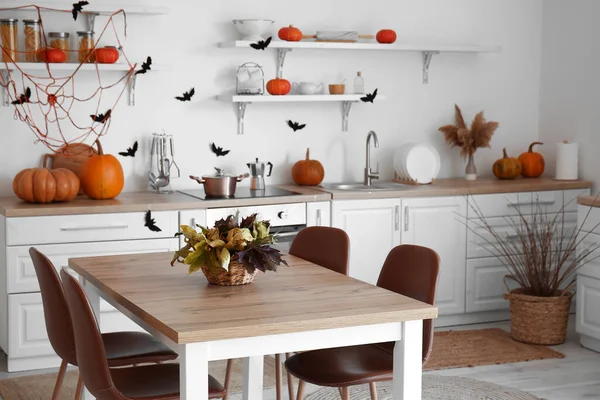 Interiér Moderní Kuchyně Zdobené Halloween Dýněmi Jídelní Stůl Pulty — Stock fotografie