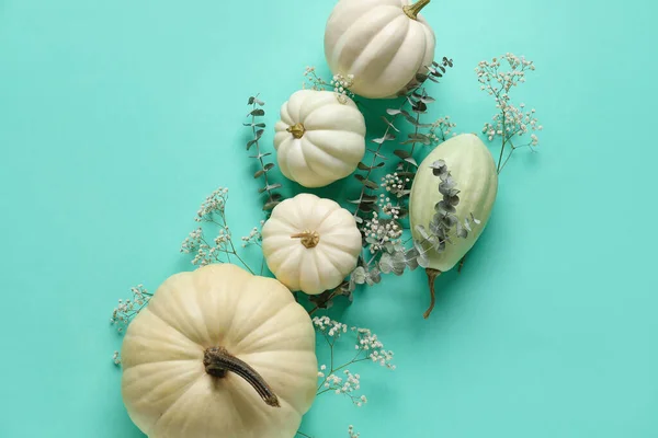 Halloween Pumpor Med Blommor Och Eukalyptus Grenar Blå Bakgrund — Stockfoto