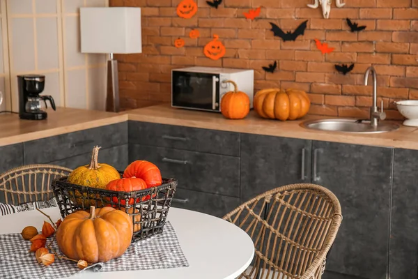 Mand Met Halloween Pompoenen Eettafel Moderne Keuken — Stockfoto
