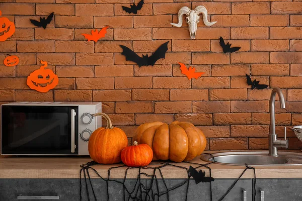Halloween Kürbisse Auf Theke Nahe Ziegelmauer Küche — Stockfoto