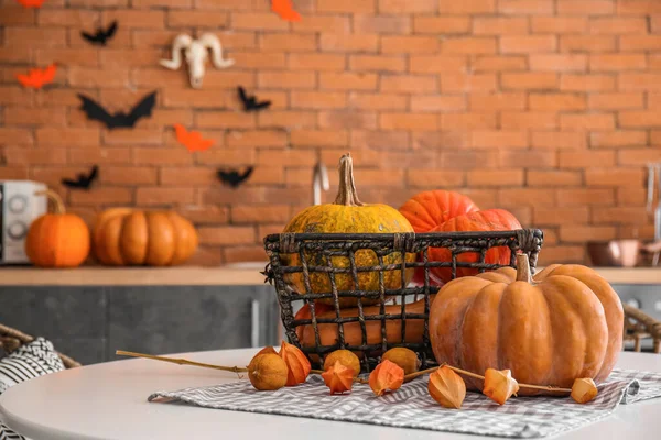 Korb Mit Halloween Kürbissen Auf Esstisch Moderner Küche — Stockfoto