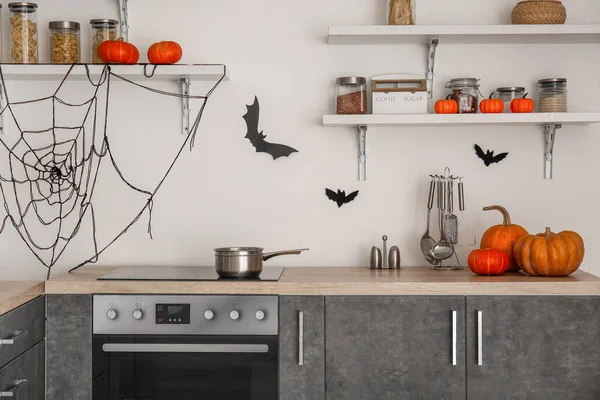 カボチャと棚とハロウィンのために飾られたモダンなキッチンのインテリア — ストック写真