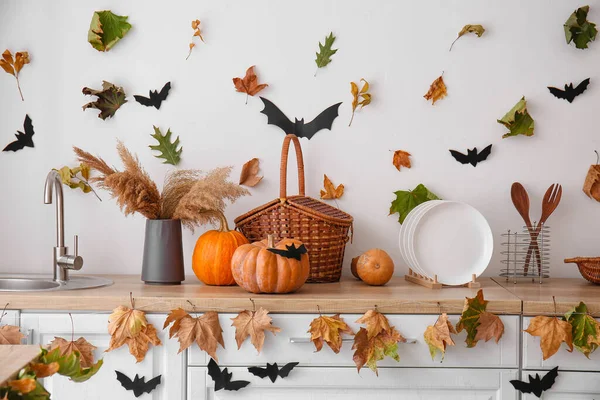 Halloween Kürbisse Vase Mit Pampasgras Und Korb Auf Der Theke — Stockfoto