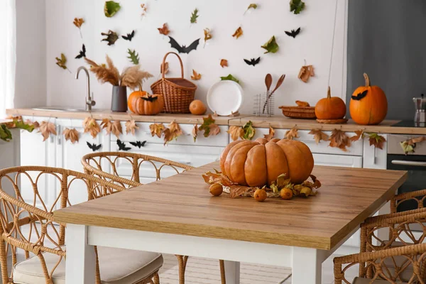 Halloween Pumpkins Autumn Leaves Dining Table Kitchen — Stock Photo, Image