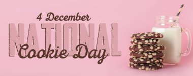 Beyaz çikolata parçalı lezzetli kurabiyeler ve pembe arka planda bir kavanoz süt. Ulusal Kurabiye Günü