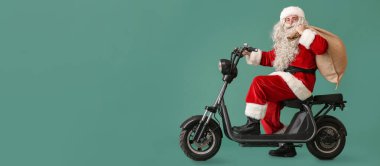 Yeşil arka planda bisiklete binen Noel Baba ve mesaj için yer.
