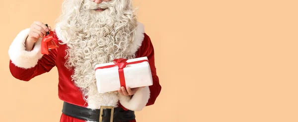 Санта Клаус Держит Рождественский Звонок Представляет Бежевом Фоне Место Текста — стоковое фото