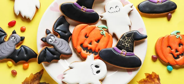 Πιάτο Δημιουργικά Halloween Cookies Κίτρινο Φόντο Top View — Φωτογραφία Αρχείου