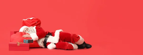 Schlafender Weihnachtsmann Mit Geschenken Auf Rotem Hintergrund Mit Platz Für — Stockfoto