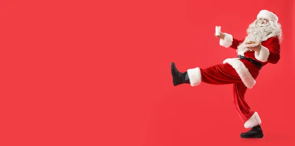 Spazierender Weihnachtsmann Mit Leckeren Plätzchen Und Einem Glas Milch Auf — Stockfoto
