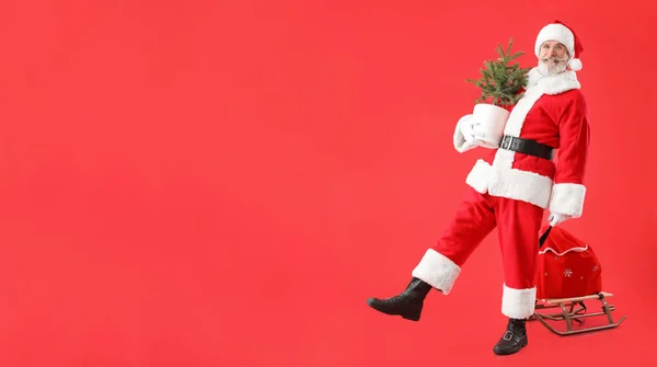 Weihnachtsmann Mit Schlitten Und Weihnachtsbaum Auf Rotem Hintergrund Mit Platz — Stockfoto
