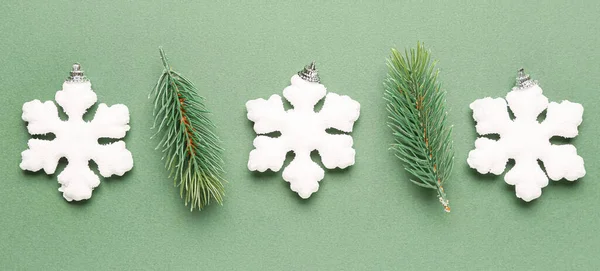 Snowflakes Fir Branches Green Background Flat Lay — Stock Photo, Image