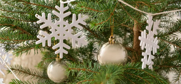 Mooie Kerstboom Versierd Met Sneeuwvlokken Ballen Close — Stockfoto