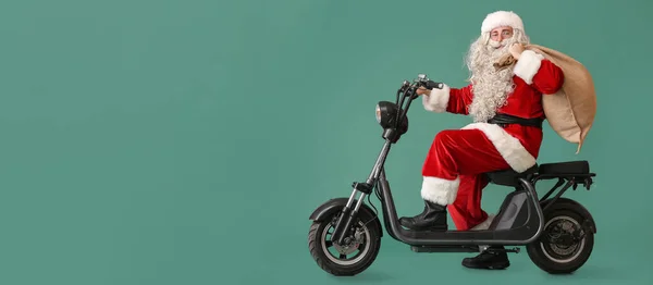 Papai Noel Com Saco Andar Bicicleta Fundo Verde Com Espaço — Fotografia de Stock