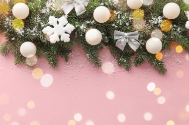 Pembe arka planda dekoru olan güzel Noel ağacı dalları