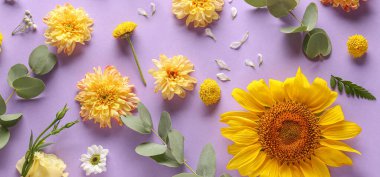 Leylak arkaplanda taze çiçeklerle güzel bir kompozisyon.