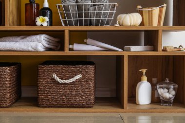 Farklı banyo aksesuarları olan raf ünitesinin yakın görüntüsü