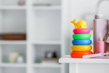 Çocuklar için banyo aksesuarları ve banyodaki farklı oyuncaklar.