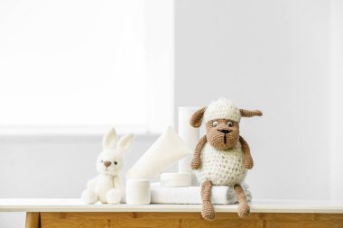 Bebek banyosu aksesuarları ve masada oyuncaklar.