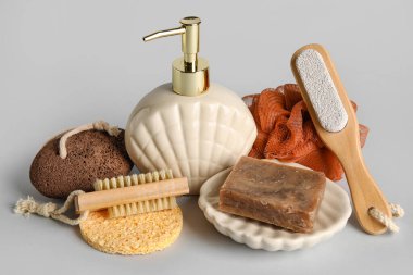 Beyaz arka planda izole edilmiş farklı banyo malzemeleri.