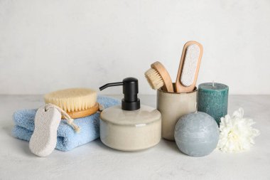 Farklı banyo malzemeleri ve hafif arka planda mumlar.