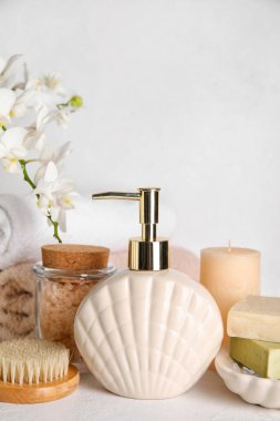 Hafif arka planda sıvı sabun ve banyo malzemeleri için kap, yakın plan