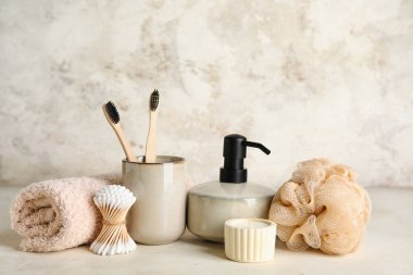 Arka planda banyo malzemeleri ve mum var.