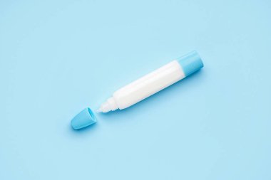 Mavi arkaplanda kırtasiye yapıştırıcısı