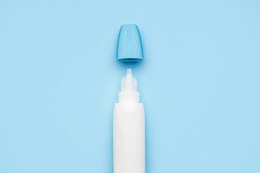 Mavi arkaplanda kırtasiye yapıştırıcısı