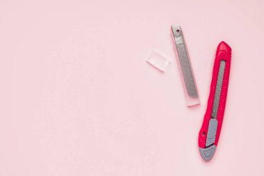 Pembe arka planda bıçakları olan bir alet.